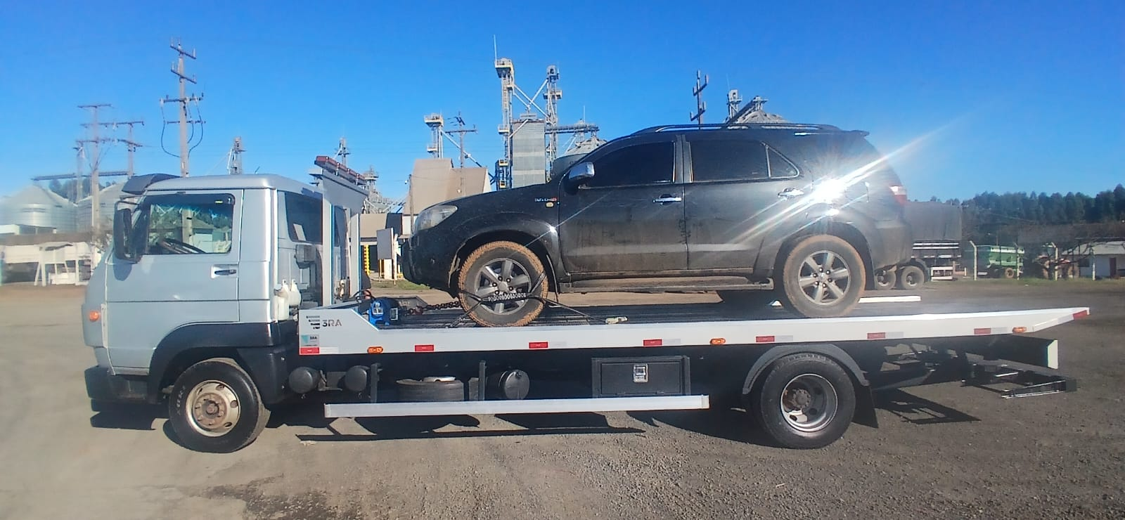Guincho Barbosa rebocando Toyota Hilux SW4 em Ponta Grossa