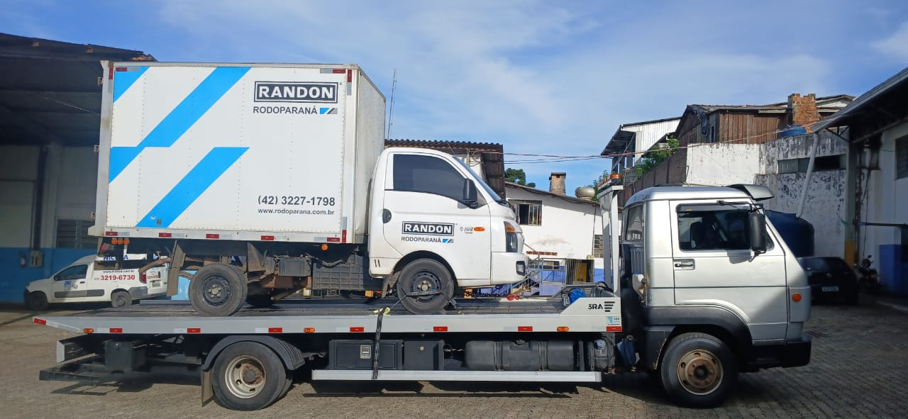 Guincho Barbosa rebocando caminhão Hyundai HR Randon em Ponta Grossa