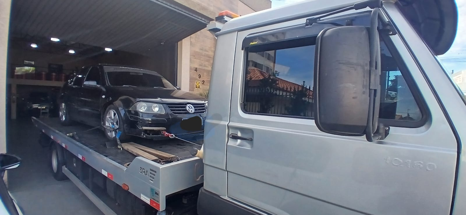Guincho Barbosa rebocando Volkswagen Bora preto em Ponta Grossa