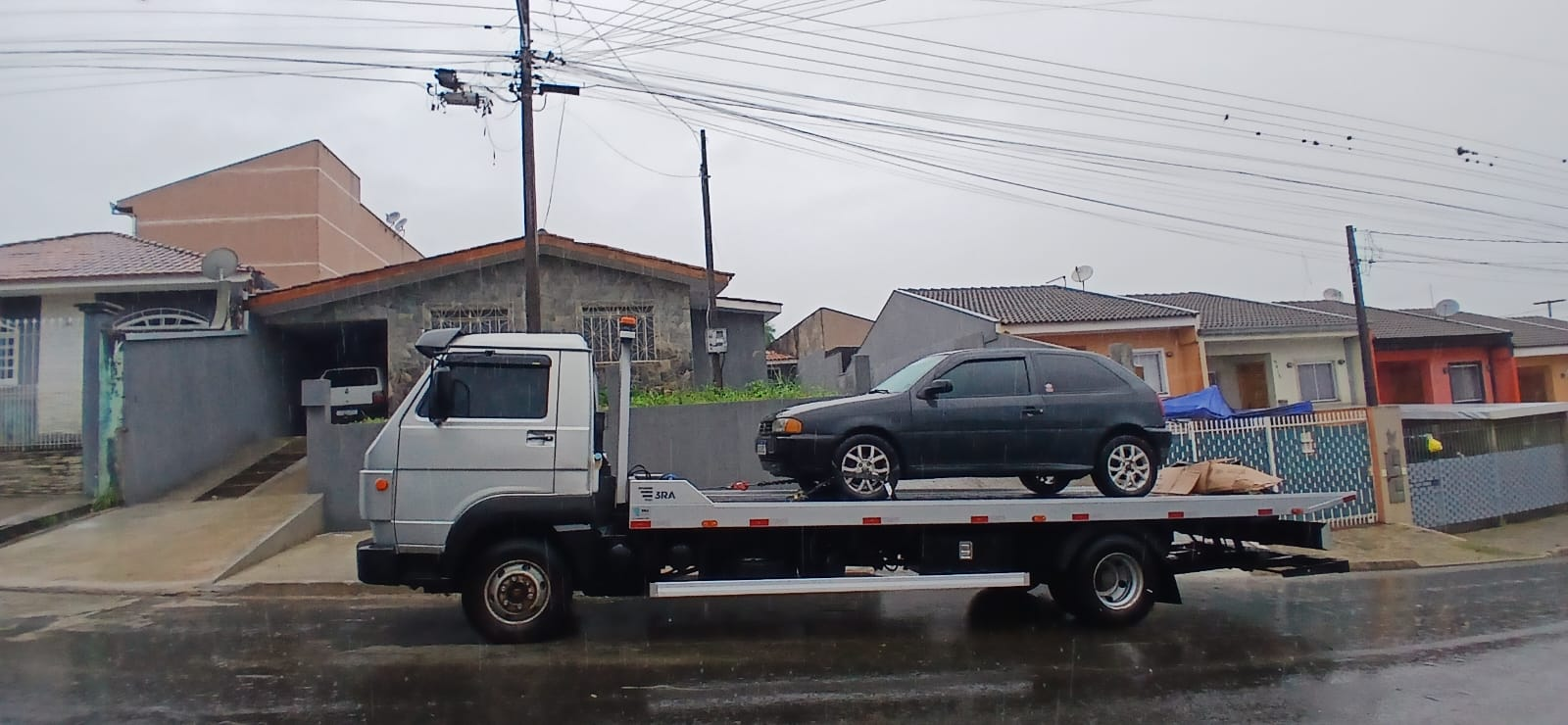 Guincho Barbosa rebocando VW Gol na chuva em Ponta Grossa
